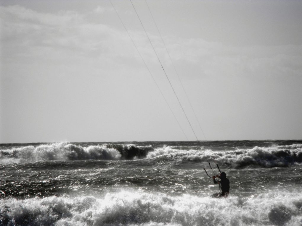 A la sortie du port d'Almérimar, windsurfers et kitesurfers jouent dans les vagues...