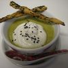 Velouté de courgettes aux épices, mousse de chèvre et gressins au sésame