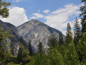 Un dernier coup d'oeil à la montagne et au torrent! 