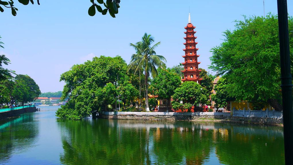 Arrivée à 5H30 à Hanoi. C’est Tuan qui nous accueille avec notre ami Joël. Nous allons à l’hôtel « Quoc Hoa » situé dans le vieux quartier de Hanoi.  Après la douche nous prenons le car pour visiter les principaux monuments. Ce dimanche il y avait une queue énorme pour visiter le mausolée de Ho Chi Minh ; finalement nous renonçons. Nous irons visiter la pagode de Tran Quoc, joliment bâtie au bord du grand lac de l’Ouest, le plus grand lac de Hanoi et du temple Quan Thanh qui se situent au bord du grand lac (lac de l’Ouest).  Le temple de la Littérature, première université nationale à l’architecture originale construite au XIème siècle et dédié désormais au culte de Confucius et des Lettrés. En chemin nous apercevons le palais présidentiel, la maison sur pilotis de Hô Chi Minh, et la pagode sur pilier unique.