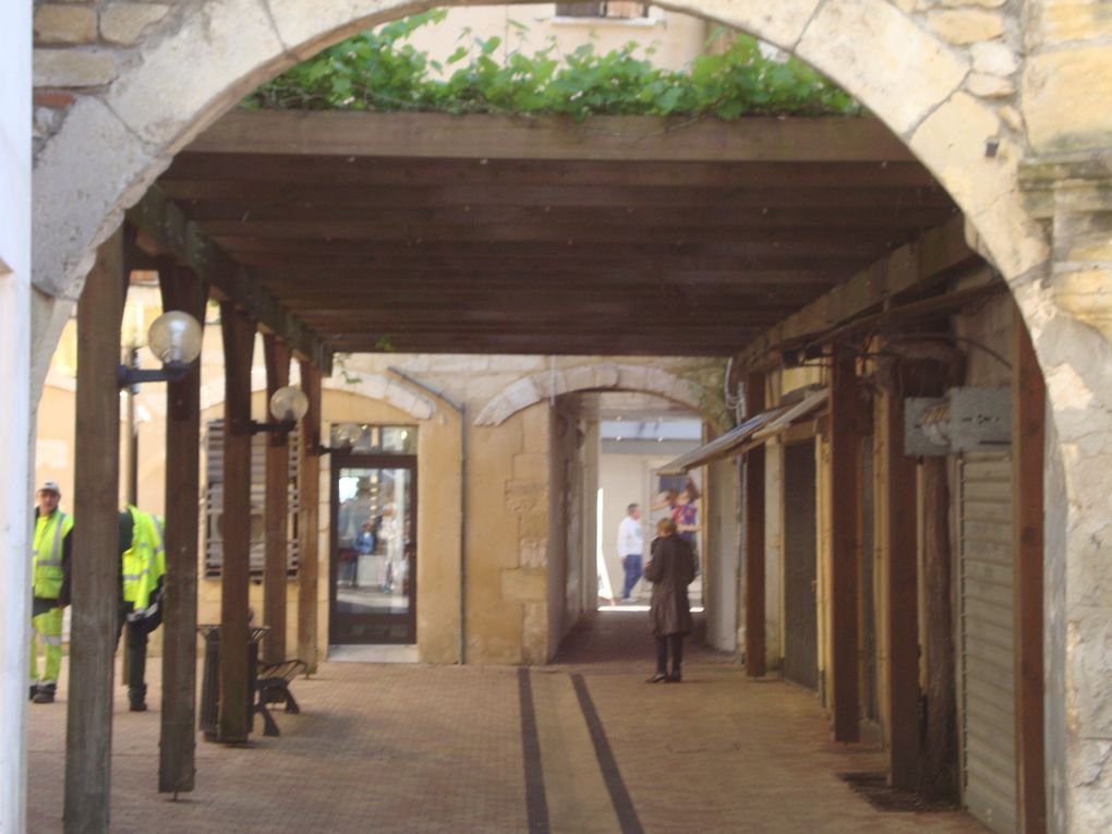 Visite guidée et commentée de la vieille ville de Bergerac. Visite du musée du tabac. Certaine photos date d'un précédent voyage.Repas sur le bord de la Dordogne.