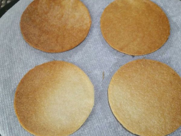 2 - Préchauffer le four th 6 (180°). Faire fondre le beurre au micro-ondes. Beurrer à l'aide d'un pinceau la surface d'une feuille de brick et faire de même avec 5 autres feuilles que l'on superposera sur la 1ère (important : acheter un paquet de feuilles de brick à plat et non pas les paquets de feuilles pliées). A l'aide d'un emporte-pièce de 10 cm de diamètre, découper avec un couteau (en suivant le contour de l'emporte-pièce)  4 disques dans les feuilles de brick superposées. Les placer sur une plaque allant au four recouverte de papier sulfurisé, puis les recouvrir d'une autre feuille de papier sulfurisé, et d'une plaque pour que les feuilles de brick restent bien plates à la cuisson. Enfourner th 6 (180°) pour 5 mn en surveillant très attentivement car elles peuvent brûler très vite.