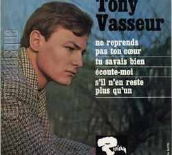 tony vasseur, un chanteur français des années 1960 qui fit partie de groupes de rock et commettra un seul et unique 45 tours