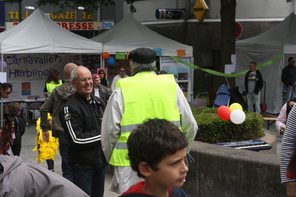 70 photos environ de la Fête du Tillay 2013, qui a réussi haut la main à laver l'affront fait par la météo au carnaval de printemps !