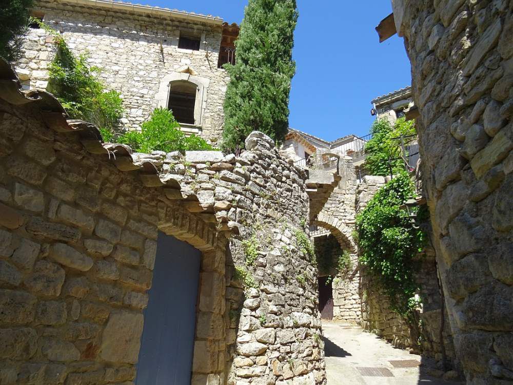 MONTCLUS "un des plus beaux villages de France" au milieu des vignes et lavandes