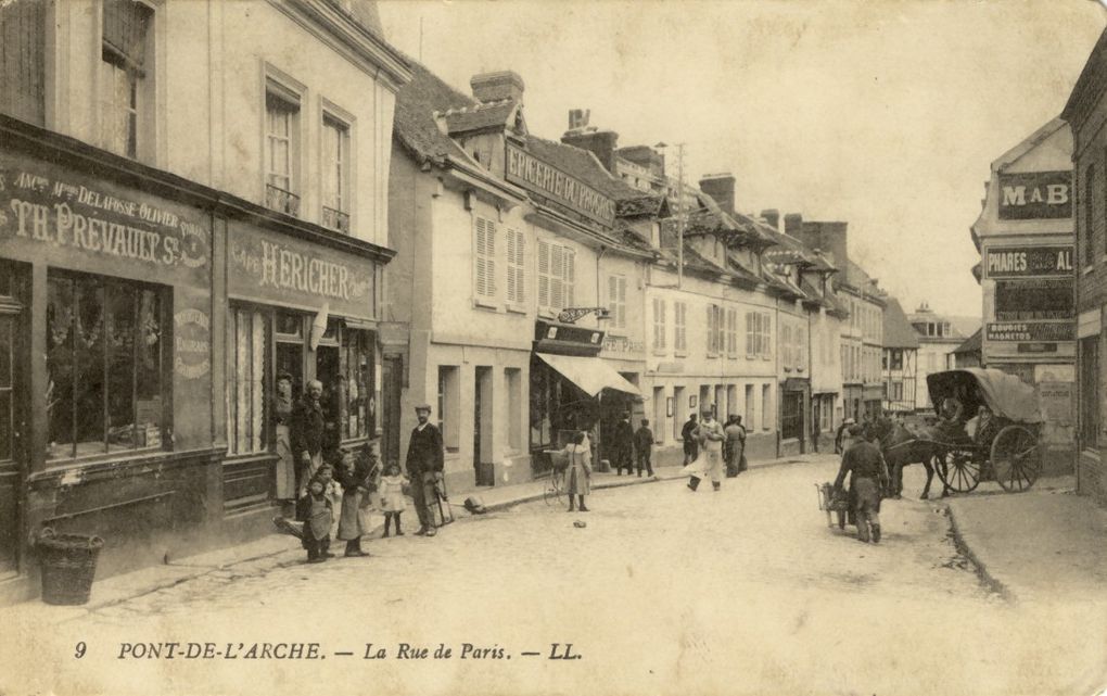 Album de 198 cartes postales de Pont-de-l'Arche et Bonport dans la première moitié du XXe siècle.