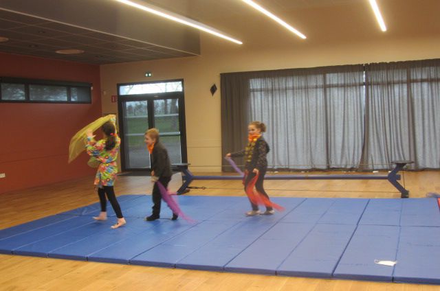 En Amérique du Sud, au Brésil, elles ont fait la rencontre d'une petite troupe de danseurs rigolos. Le cours de danse à l'école des clowns nous a beaucoup amusés dans le pays de la Samba! Zélora, Lusco et Estébo ont dansé avec des foulards et de vrais petits clowns rigolos.