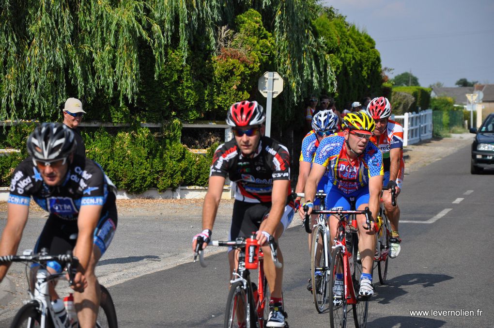 Course organisée par le Stade Vernolien Cyclisme le 21 Juillet à Mandres photos des 1ère et 2ème Cat. Podium de la course et du Challenge du Sud de l'Eure