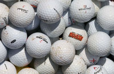 ¿De qué material están hechas las pelotas de golf?