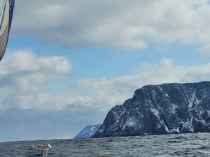 Fleur de Sel passe le cap Nord ! Après Hammerfest, la ville (+10 000 habitants) la plus septentrionale du monde, point de départ du méridien de Struve qui va jusqu'en mer Noire, nous avons retrouvé de la neige 🌨 à Havøysund et passé un bon moment avec Claudine et Jan-Eric qui gèrent des rorbuers ici et que nous avions rencontrés il y a 7 ans. Nous avons passé le cap Nord, 71°10'N par beau temps 🌞, avec une mer assez désordonnée🌊.