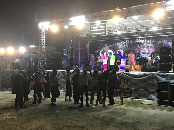 Dans le grand parc le podium et de nombreux artistes locaux : choristes ,danseuses et crooner. 