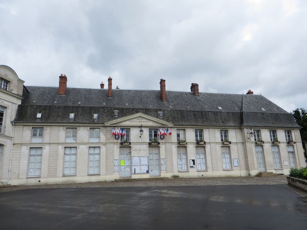 Château de Dourdan , puis halles, puis rue et hotel Dieu, puis Château du parterre et exposition Potiers 