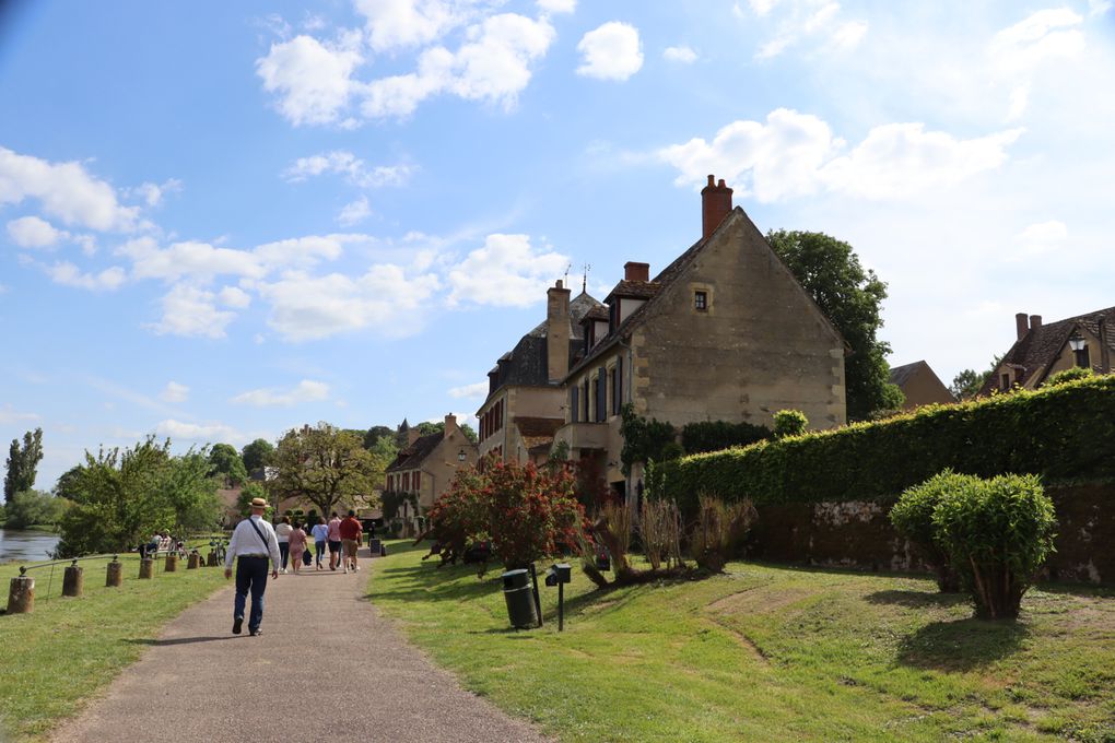 Apremont sur Allier, plus beau village de France 1. le village