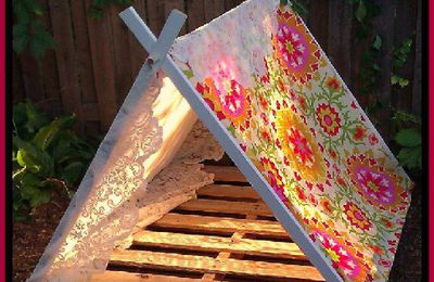 Use A Pallet And Some Weatherproof Fabric To Make This Cute Backyard Tent