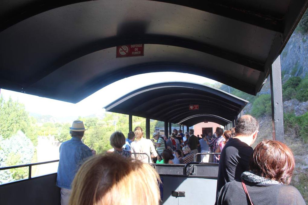 A la sortie du tunnel d'Anduze nous traversons un premier pont métallique et c'est parti pour 45 mn environ en direction de St Jean du Gard, dans la fumée et la vapeur d'eau, bien que placés à l'arrière du train