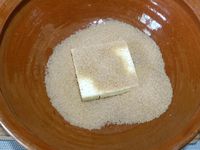 4 - Passer à la préparation du crumble. Dans un récipient, mélanger le beurre froid, le sucre roux, le sucre vanillé, la farine, la cannelle et la noix de coco. Malaxer du bout des doigts pour obtenir un sable grossier. 