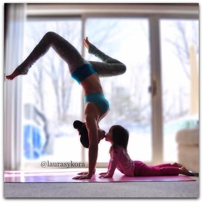 cette mère et sa fille font du yoga ensemble tous les jours.