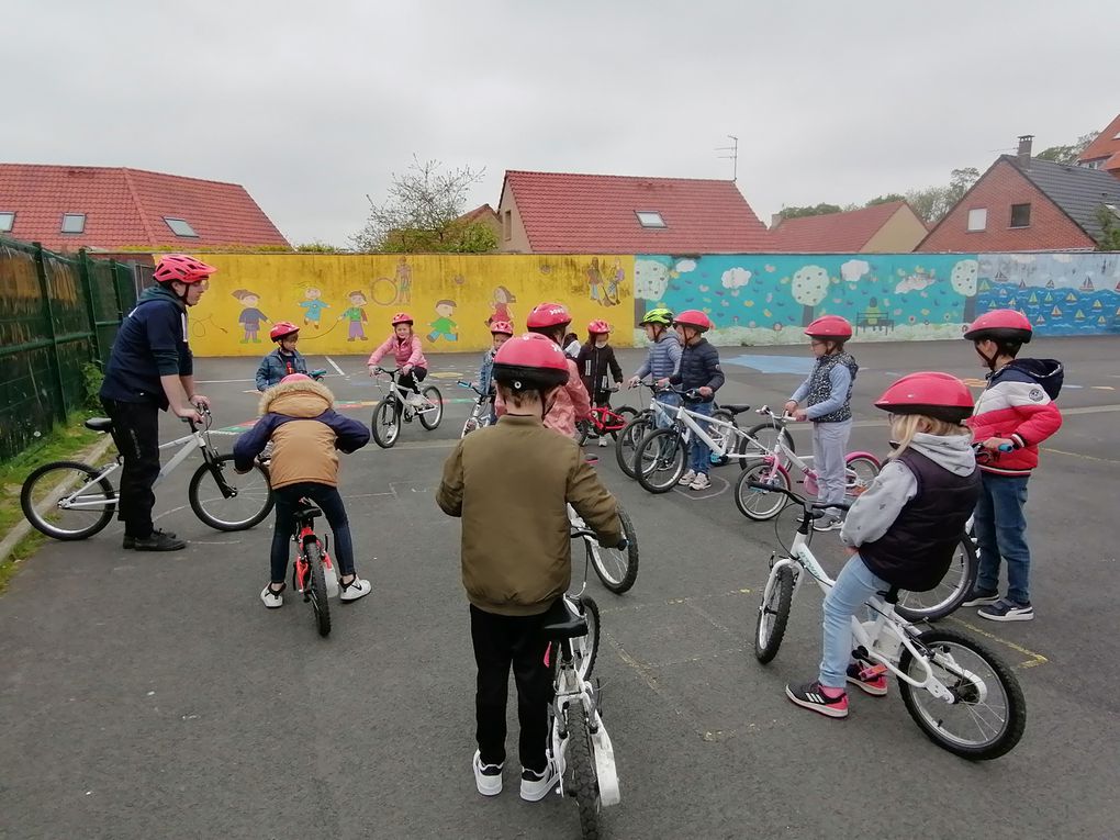 Savoir rouler à vélo : 3ème séance d'apprentissage : vérifier son vélo et respecter la signalisation. 