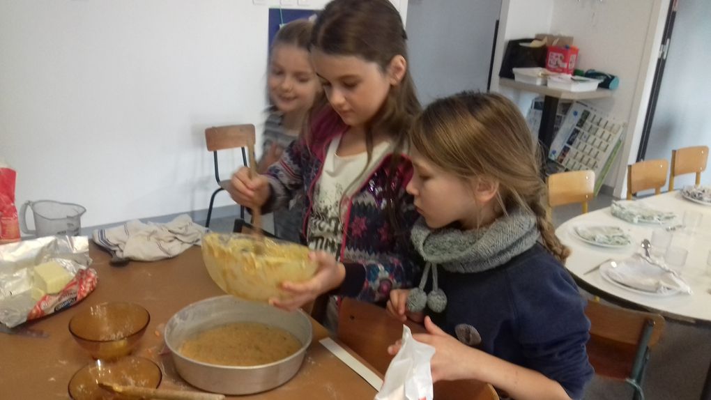 Avec les CE2/CM1/CM2 , nous avons cuisiné des gâteaux à la carotte et aux noix ainsi qu'un crumble, les GS/CP/CE1 ont fait de la compote et une tarte aux pommes quant  aux petits et moyens il ont choisi de nous faire déguster un cake aux potirons et chorizo, et un gâteau aux petits beurre chocolat et fruits secs. Les primaires ont ensuite tapé les recettes pour que chaque famille ait son livret et puisse refaire à sa guise nos prouesses culinaires.