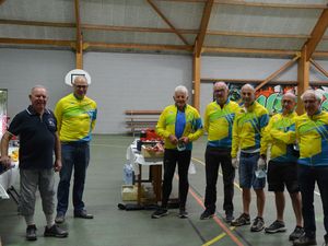 L'équipe d'Yffiniac et les cyclotouristes. 