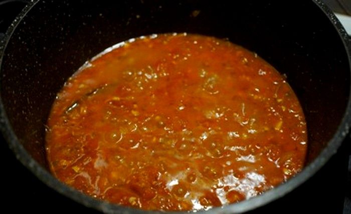 Cocotte de sauce tomate maison traditionnelle.