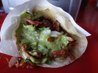 taco au chorizo il y a mano qui y va franco et zoé qui goûte du bout de la langue