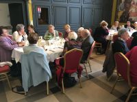 une ambiance sympathique lors de ce repas, sur le thème des oiseaux!