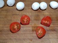 1 - Cuire les oeufs de caille dans une casserole d'eau bouillante pendant 4 mn. Les refroidir et les écaler. Couper les tomates cerises en deux et les épépiner. Enfoncer la partie la plus pointue de chaque oeuf  dans les moitiés de tomates, enfiler le tout sur des petites piques en bois en positionnant une feuille de persil plat à la base. Décorer le chapeau du champignon ainsi formé de petits points de mayonnaise et servir en bouchées apéritives.