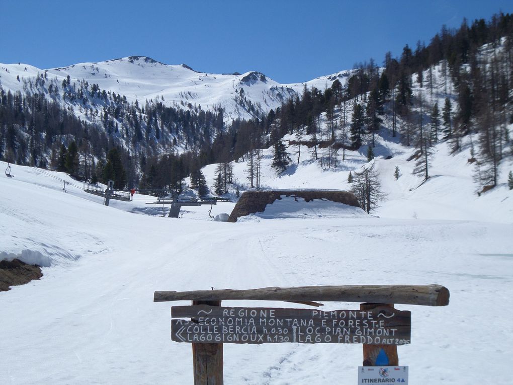 un petit tour en Italie, départ de Clavière (1740m) et montée à ski de fond (avec 1/2 peaux) jusqu'à La Coche, puis jusqu'au refuge Gimont (2000m) et enfin jusqu'au Colle Bercia (2220m) avec des vues sur le Mont Chaberton et sur le Pic de Rochebrune !! ce site est une merveille !! et l'enneigement est encore excellent en cette mi Avril !!