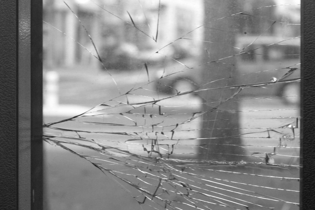 La place de la Liberté, au centre-ville de Brest est ravagée : vitrines brisées, véhicules en stationnement dégradés, etc.