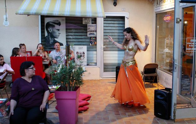 Animation de danse orientale au salon Apriori thé le 19 juillet 2018 à Courthézon (Vaucluse)