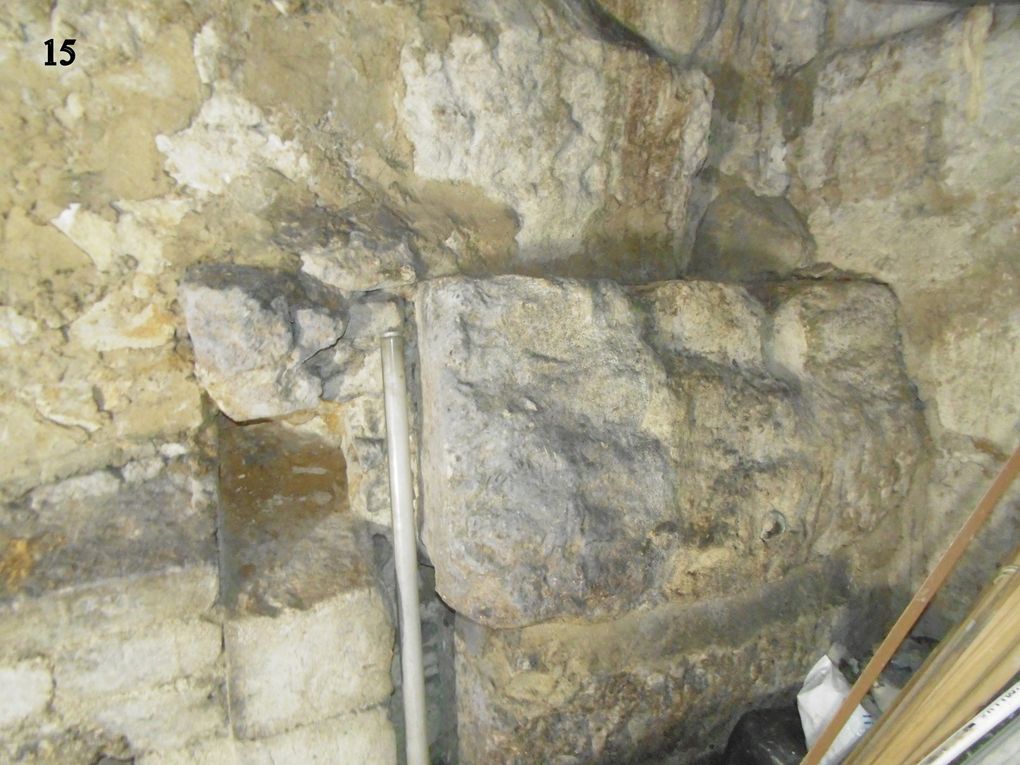 Depuis plusieurs semaines, l'auteur de Culture-Histoire investit les sous-sol du quartier de la porte aiguières.... Cible: Les vestiges du rempart romain - médiéval. Dans ce bloc, dit porte aiguières, se trouvait le bastion de l'entrée nord de la cité remparée.  Revenons en surface avec une promenade dominicale à Saint-Savinien..... Images.....