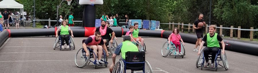 Ernest approche Céline Goberville à la Fête du sport de l'Oise (Beauvais)