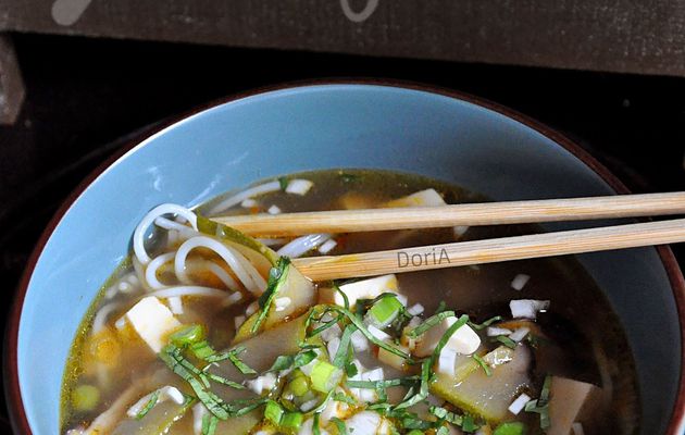 Soupe chinoise aux schiitakes et tofu soyeux