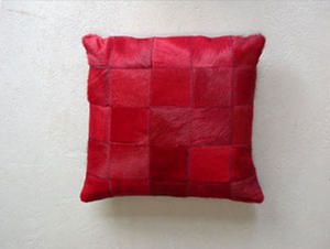 Coussin patchwork en peau de vache teintée Rouge 50 x 50 cm