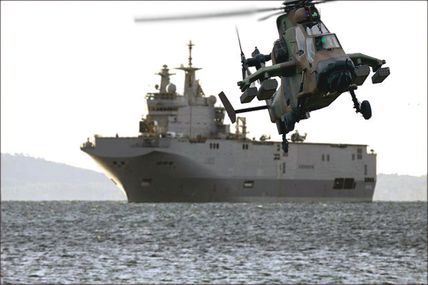 Les hélicoptères de combat préparent le débarquement en Libye