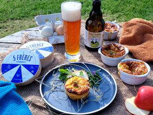 Moelleux au camembert, pommes et bière de foin