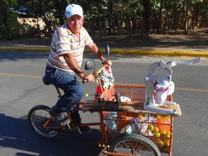 Rencontre de quelques minutes on partage un bout de route ensemble, tres touchant il vend des jus d'orange sur son velo depuis 40ans; il parait heureux et connait tous les passants , souriant.