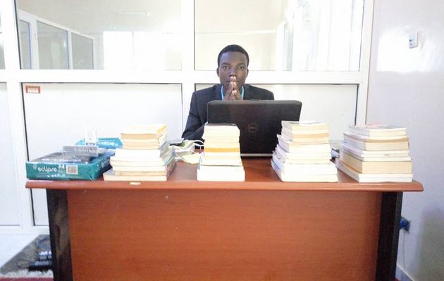 Tchad :« Pourquoi M.Ahmat Mahamat Hassan, le « Professeur », le « Docteur en droit », le« Constitutionnaliste », « L'Enseignant-chercheur », le « Juriste-politologue » et « l'Ex ministre de la justice » a perdu de sa qualité d'intellectuel... » Question lancée par le jeune Politologue et critique littéraire Don Ebert