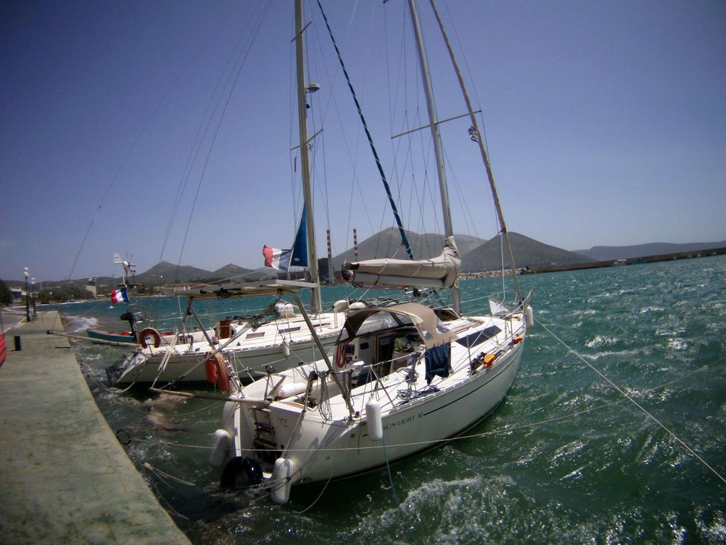 Apprentissage dans le petit temps... Avant que ça se corse ! 30-35 noeuds dans un port ouvert au vent, puis navigation humide au près serré par 20-25 noeuds... Baptême réussi haut la main !