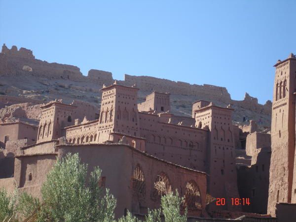 Au d&eacute;tour d'une colline, la Kasbah d'Ait-Ben-Haddou s'est r&eacute;v&eacute;l&eacute;e &agrave; nous et nous avons &eacute;t&eacute; subjug&eacute;s par tant de beaut&eacute;. Le contraste entre la verdure et les ocres du d&eacute;sert et du pis&eacute; est saisissant, nous sommes retourn&eacute;s sur le site en fin d'apr&egrave;s-midi pour b&eacute;n&eacute;ficier de la meilleure lumi&egrave;re. Notre fascination pour le Sud est telle que nous y retournons dans quelques jours, inch'Allah