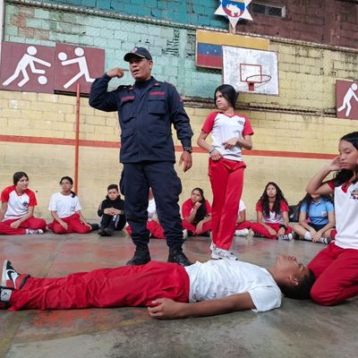 Bomberos de Valencia dictan taller de primeros auxilios en la U.E. Eulalia Buroz