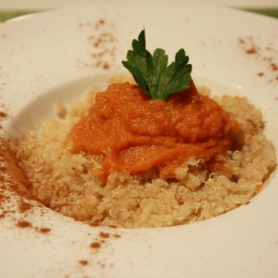 Quinoa avec une sauce de carotte à la cannelle/ Quinoa con salsa de zanahoria y canela