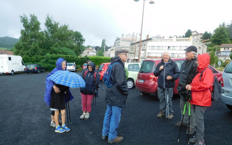 Ce matin, malgré un temps incertain, 16 marcheurs se sont élancés de St Bonnet le château en direction d'Estivareilles dans le cadre de la petite marche