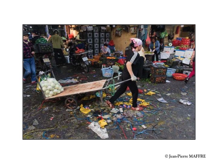 La ville de Hanoï regorge de marchés. Souvent difficile à repérer, ils sont parfois imposants et célèbres mais aussi cachés au fond de ruelles.