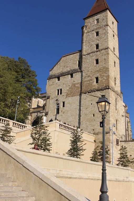 Et pour cela nous empruntons l'escalier monumental, ses 233 marches et sa statue de d'Artagnan