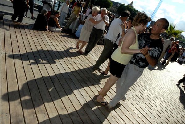 Paris-Plage-juillet 2006- Atelier "danses de salon" animé par Mademoiselle Clairette, Beatriceà la direction chorégraphique Valerie à l'accordéon et tous les danseurs