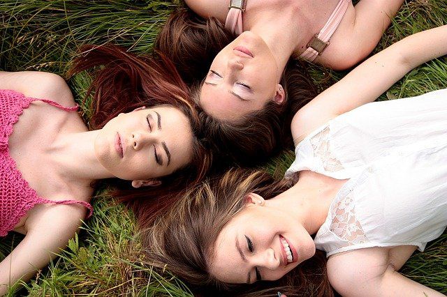 femmes allongées dans l’herbe
