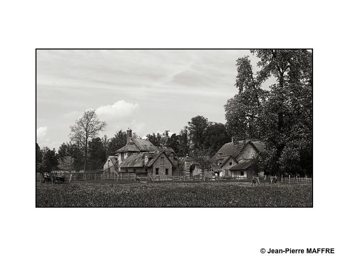 Voici le Hameau de Marie-Antoinette tel qu’il aurait pu être photographié à la fin du 19eme siècle.