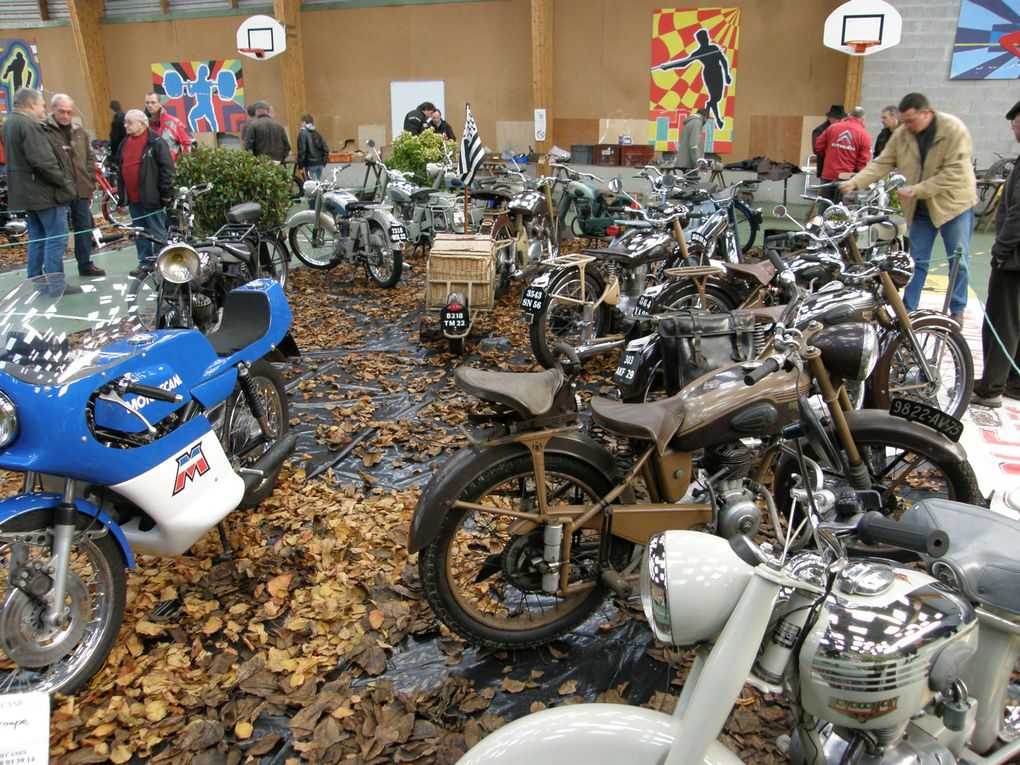 C'est dans une bonne ambiance que c'est déroulée la Bourse d'échange de pièces mécaniques motos anciennes au gymnase St Trémeur de carhaix ce week-end